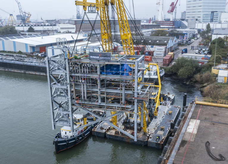 Module plaatsing op nieuwe jetty bij Koole Tankstorage Botlek