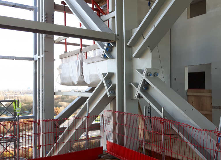 Rijndijk bereikt het hoogste punt van de staalconstructie voor EPO Rijswijk
